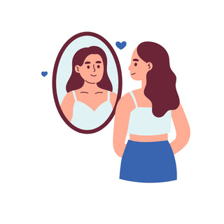 Femme souriante admirant son reflet dans un miroir, symbole de confiance en soi et de beauté naturelle.