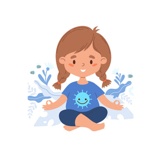 Petite fille souriante avec un soleil sur son tee shirt pour mettre en lumière les bienfaits de la phycocyanine pour réduire les symptômes des maladies chroniques.