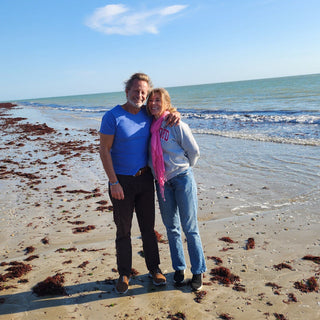 Les fondateurs de Dohrnii sur la plage de l'île de Ré – Une vision holistique du bien-être et de la santé naturelle grâce à la phycocyanine.