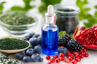 Phycocyanine liquide bleue entourée de fruits rouges antioxydants
