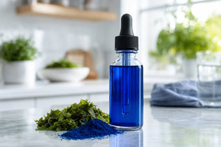 Flacon de phycocyanine liquide bleue dans une cuisine lumineuse