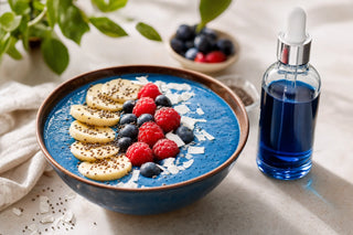Smoothie bowl bleu à la phycocyanine avec fruits frais