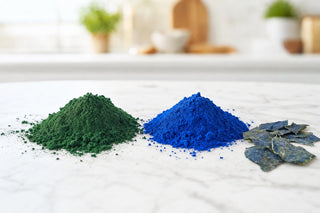 Poudre de spiruline verte et poudre de phycocyanine bleue côte à côte