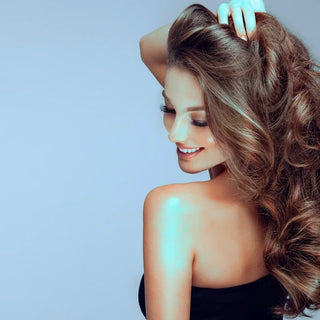 Femme souriante aux cheveux longs, brillants et volumineux