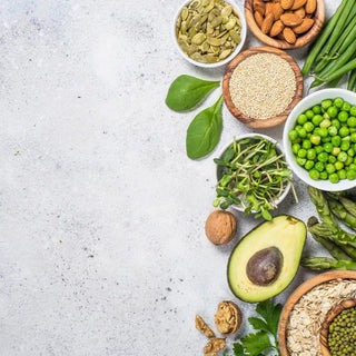 Aliments riches en nutriments bons pour le cerveau : avocat, graines, noix, légumineuses, légumes verts et céréales complètes, sources naturelles d’oméga-3, vitamines B9 et antioxydants.