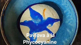 Pavlova légère nappée d'un coulis bleu à la phycocyanine Dohrnii, idéale pour un dessert original et gourmand.