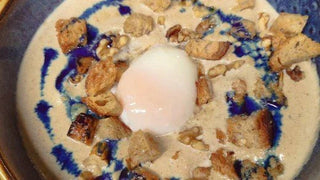 Velouté de champignons crémeux, croûtons et phycocyanine Dohrnii pour une recette gourmande et originale.