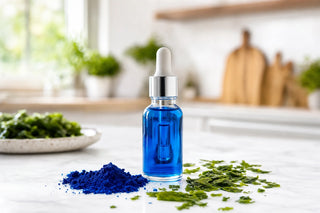 Flacon de phycocyanine liquide bleue, poudre bleue et algue verte sur un plan de travail