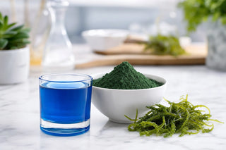 Spiruline en poudre et phycocyanine bleue, ambiance rassurante