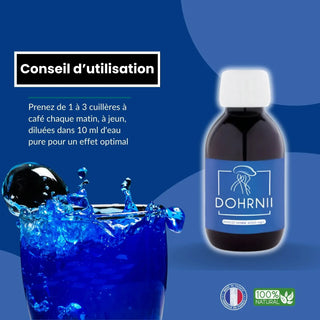 Flacon de phycocyanine Dohrnii sur fond bleu contrasté avec les conseils d'utilisation du produit. Vers la gauche, un verre remplie de phycocyanine. En bas à droite, le logo Made in France et 100% naturel