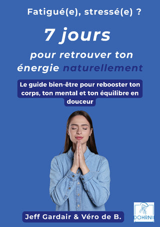 Couverture d’e-book sur fond bleu, avec une femme les yeux fermés, mains jointes en position de prière. Le texte en haut indique : « Fatigué(e), stressé(e) ? 7 jours pour retrouver ton énergie naturellement ».