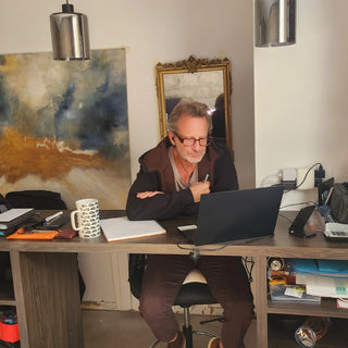 Co-fondateur de Dohrnii travaillant à son bureau – Engagement et recherche pour proposer les meilleures solutions naturelles en santé et régénération cellulaire.